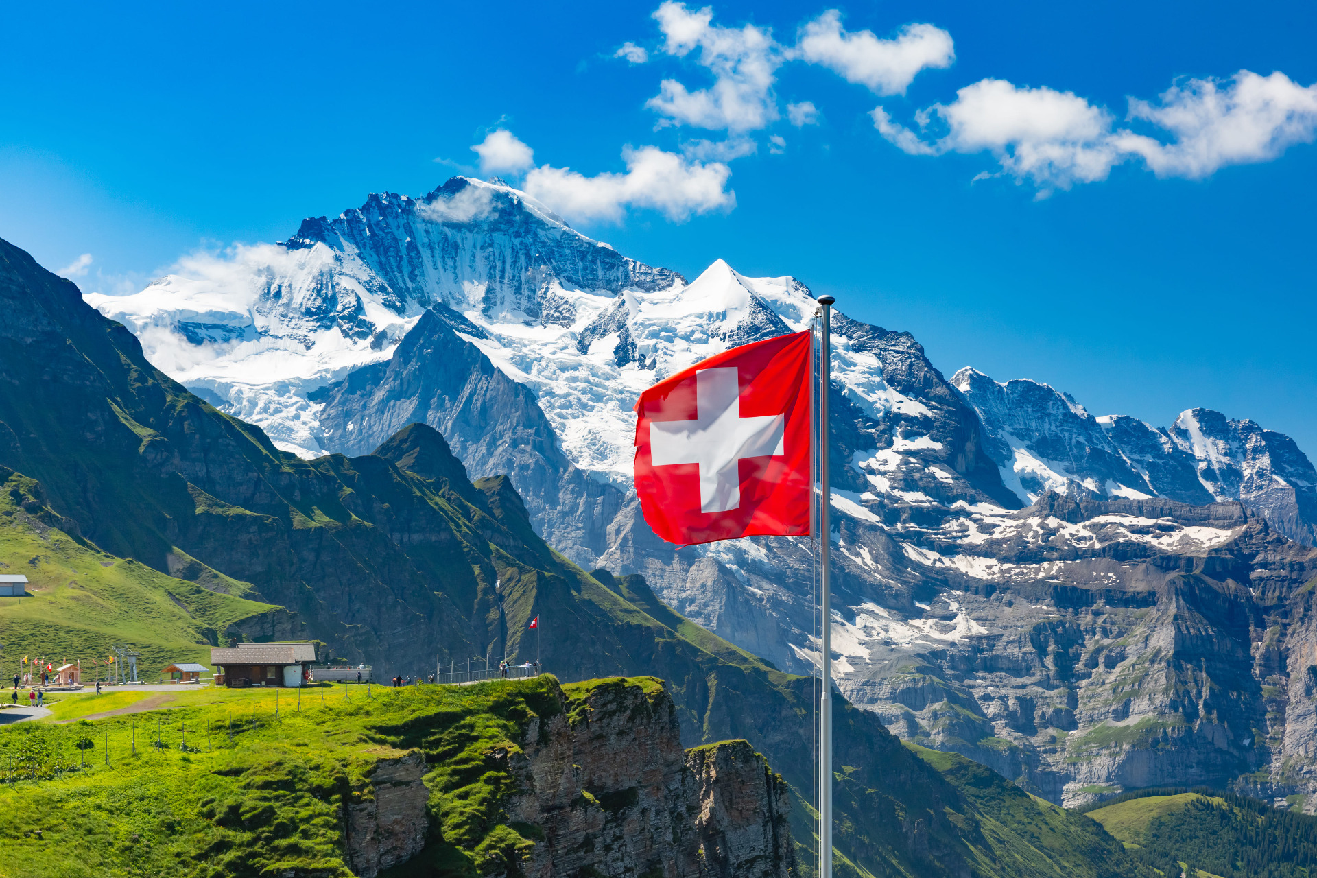 Voyage-scolaire-Suisse-Drapeau-Suisse-et-Montagnes-en-fond